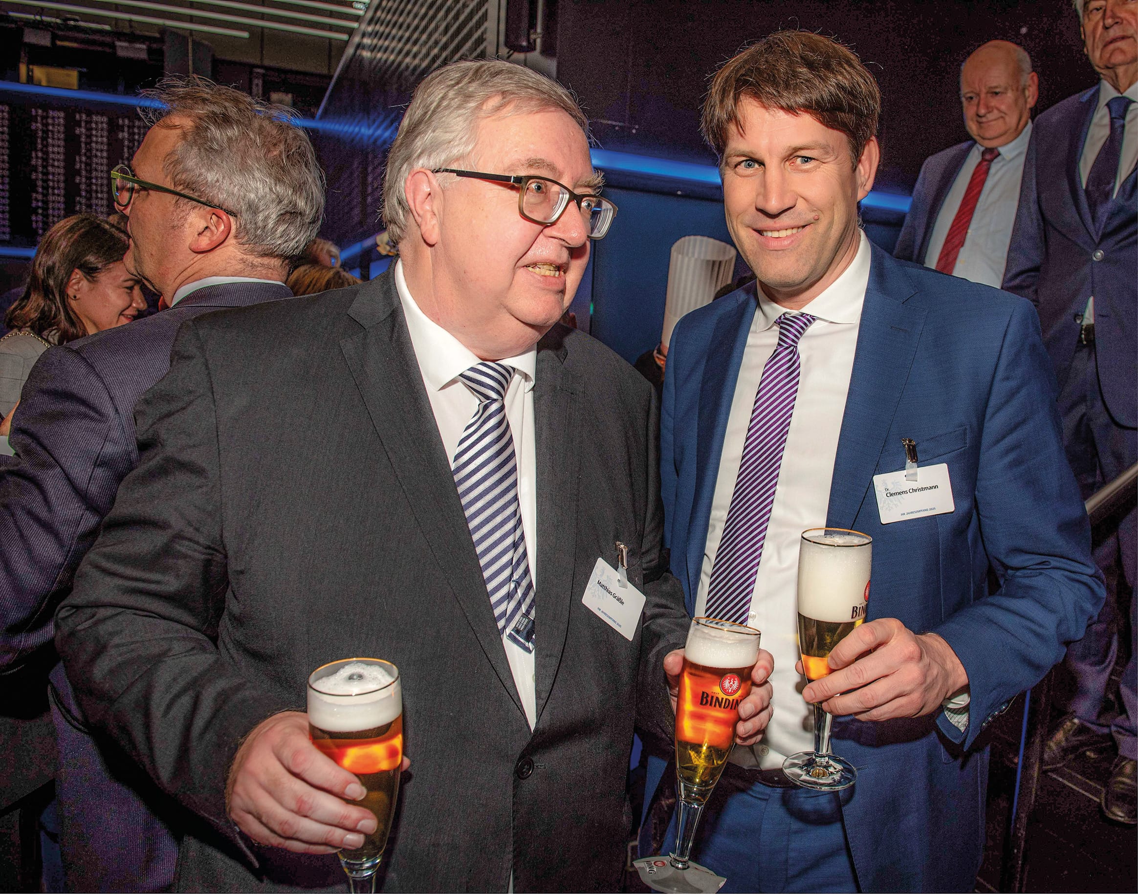 Matthias Gräßle und Clemens Christmann mit Biergläsern beim Empfang der IHK Frankfurt im Januar 2025