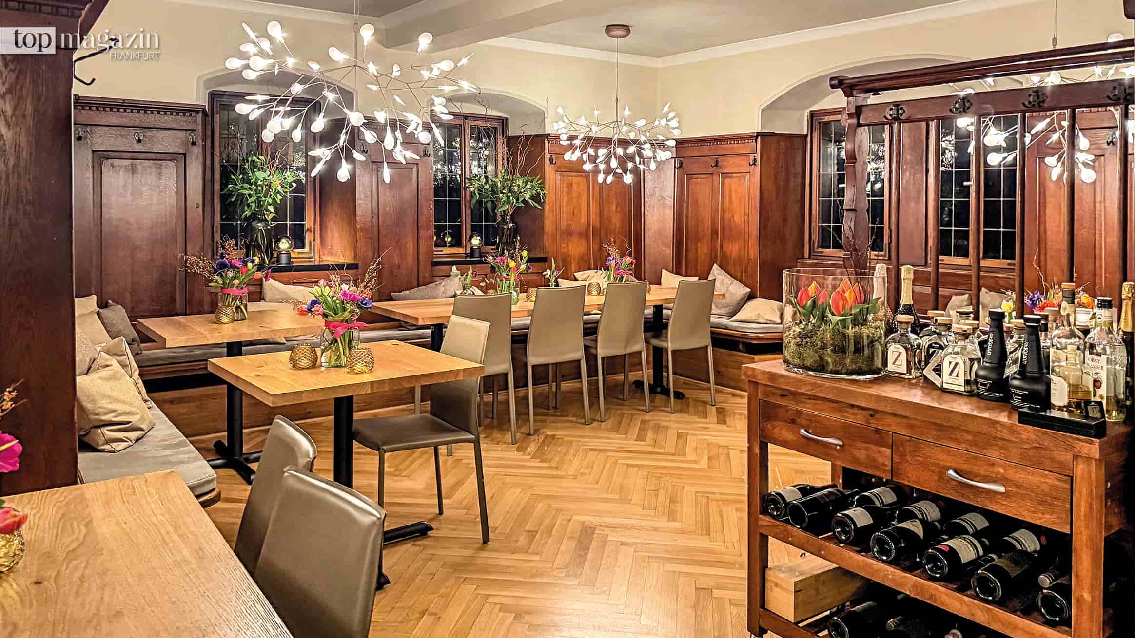 Traditionelle Holzvertäfelung und moderne Designer-Kronleuchter im Wirtshaus des HubertusHofs Hobbach