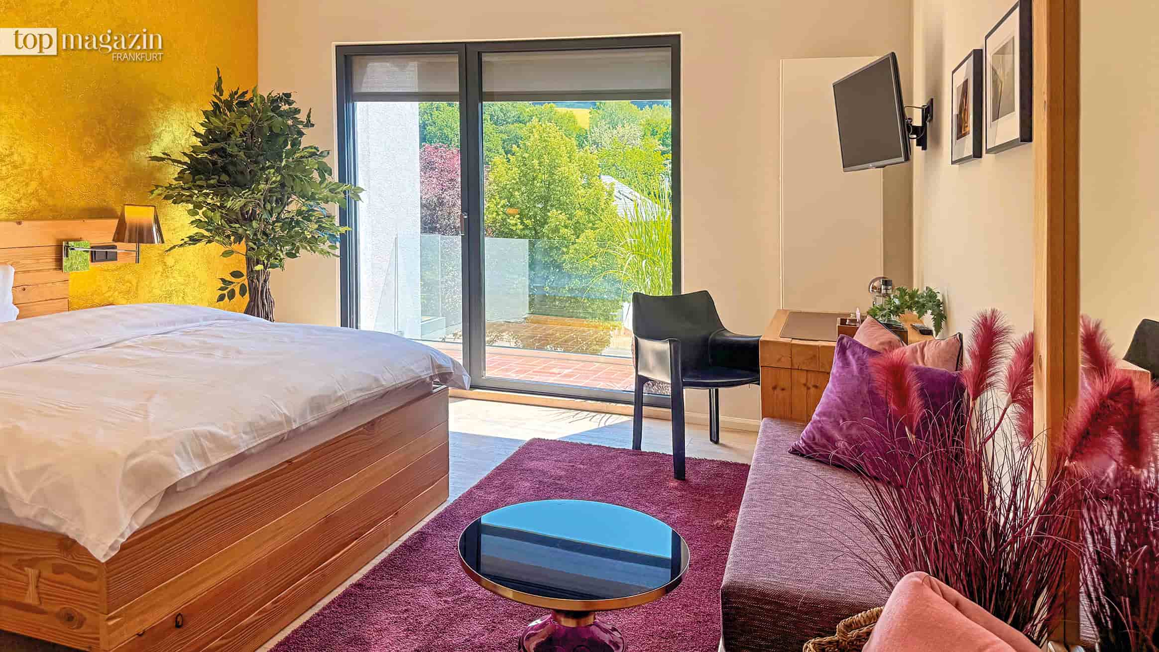 Hochwertig modernisiertes Hotelzimmer im HubertusHof Hobbach mit Doppelbett, Designermöbeln und Blick ins Grüne
