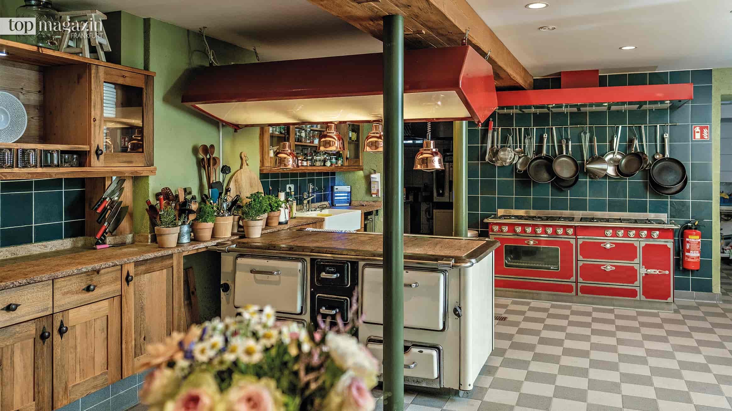 Nostalgische Landhausküche mit historischem Holzofen und moderner Küchentechnik im HubertusHof Hobbach