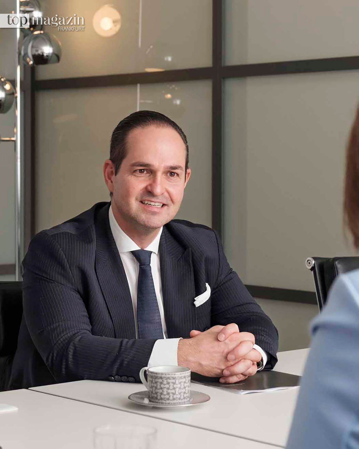 Kaan Bludau im Interview mit Sabine Börchers für das Top Magazin Frankfurt