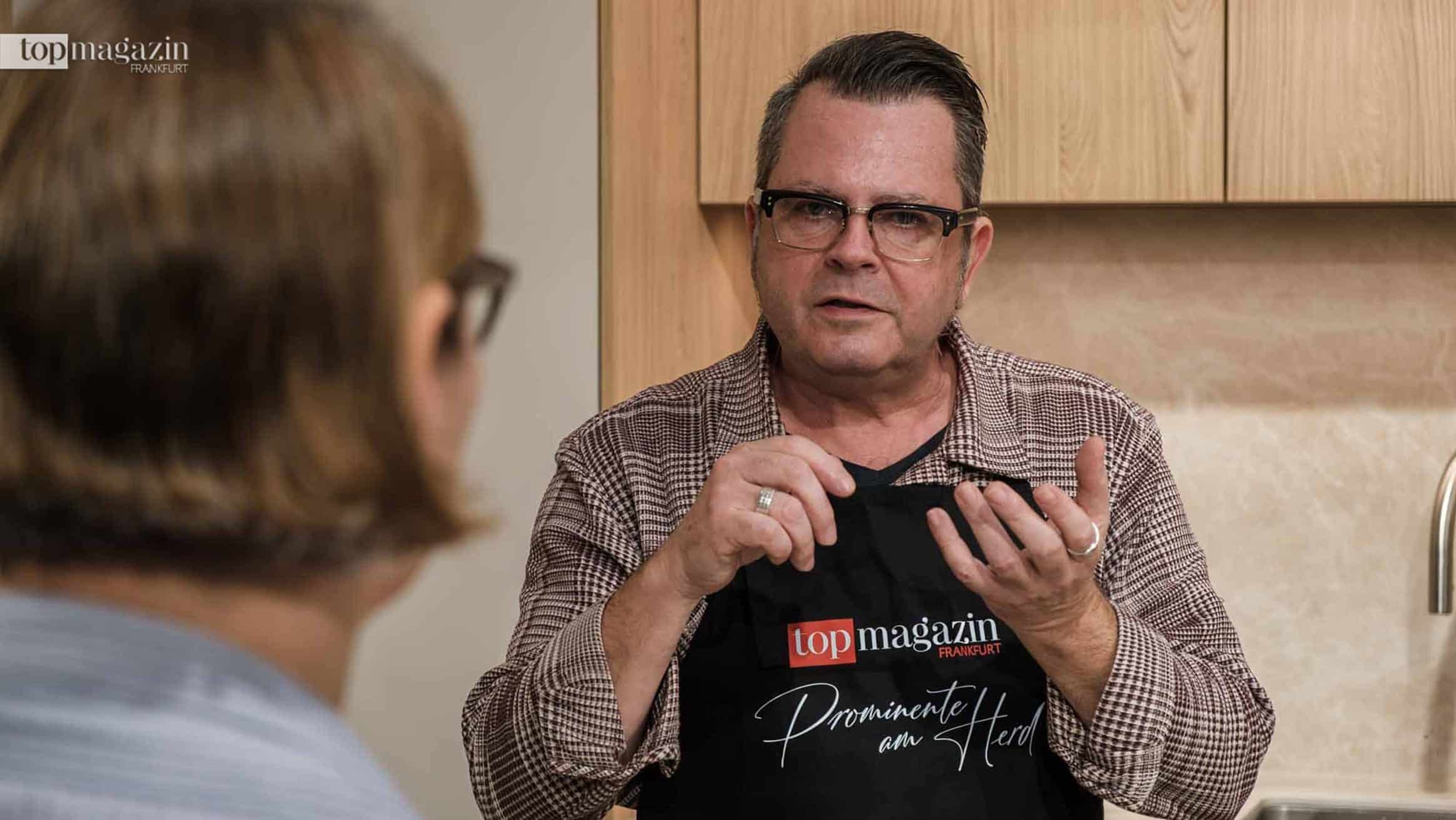 Autor Oliver Maria Schmitt gestikuliert im Gespräch mit Top-Magazin-Redakteurin Sabine Börchers.