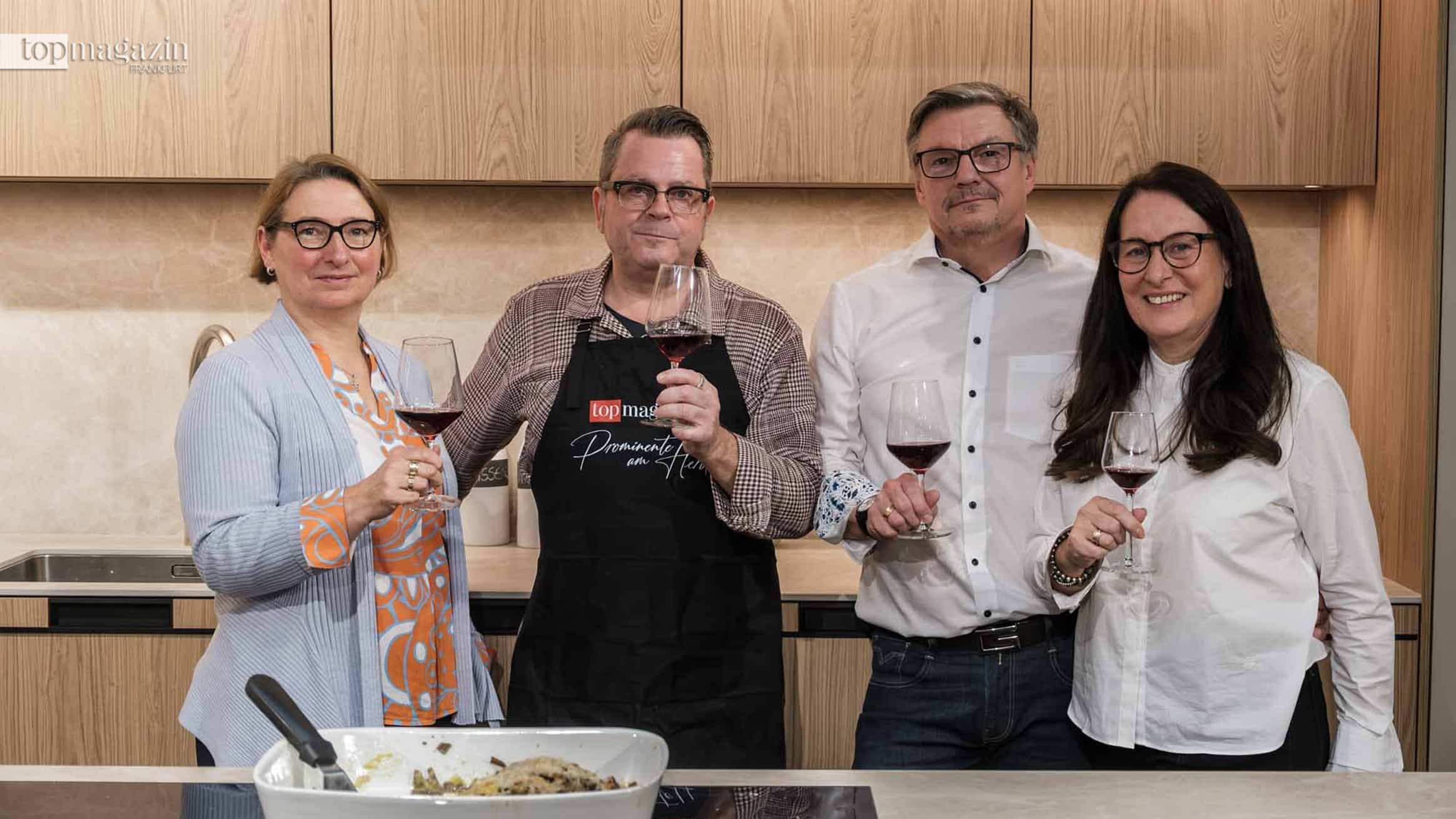 Gruppenfoto mit Oliver Maria Schmitt, Redakteurin Sabine Börchers sowie Sabine und Gerhard Grohs im Küchenatelier Grohs.