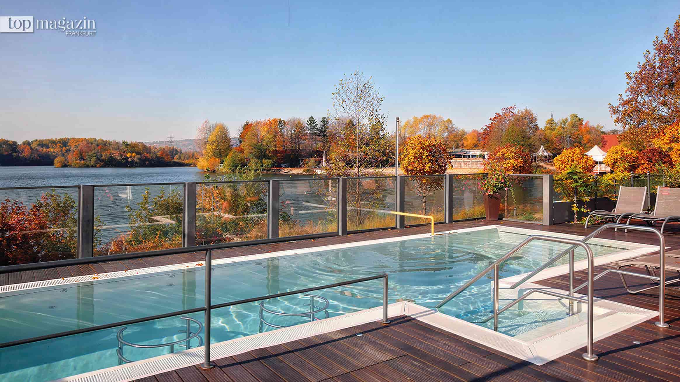 Beheizter Außenpool im Miranu Spa des Seehotels Niedernberg mit Seeblick