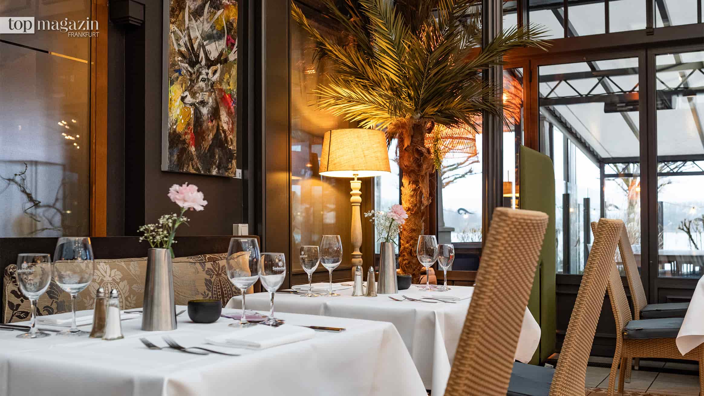 Eingedeckte Tische und stilvolles Ambiente im Restaurant Elies im Seehotel Niedernberg