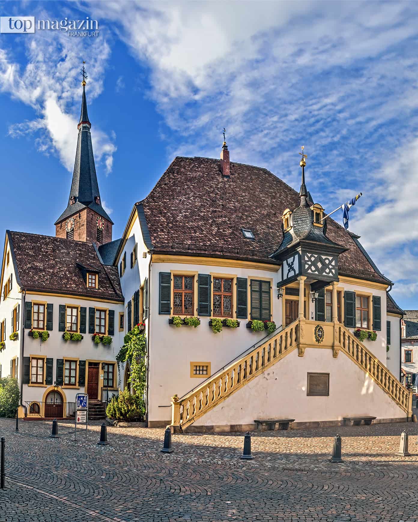 Historisches Rathaus mit geschwungener Freitreppe am Marktplatz von Deidesheim an der Deutschen Weinstraße