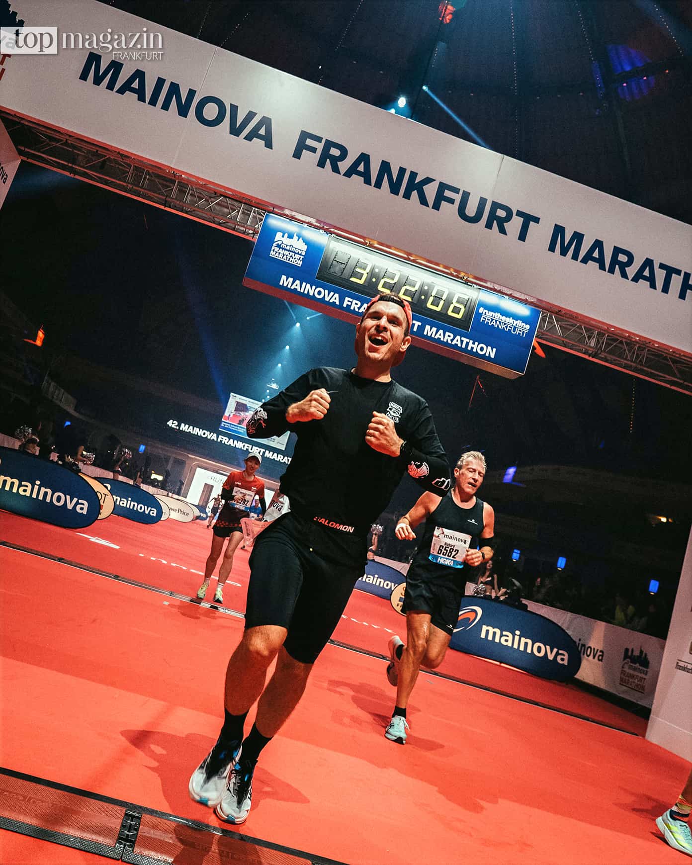 Läufer beim Zieleinlauf des Mainova Frankfurt Marathon auf dem roten Teppich