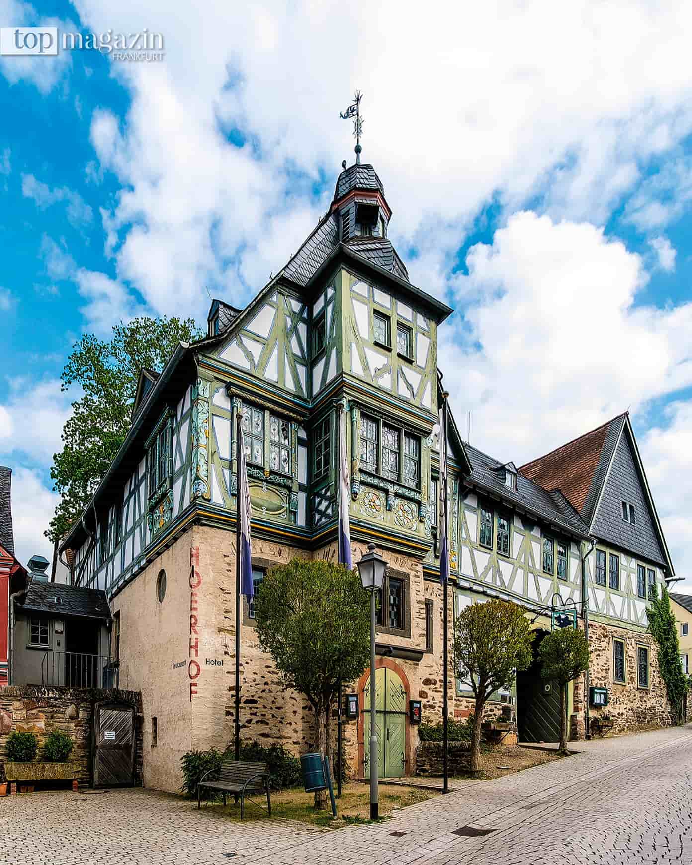 Fachwerkfassade des Hotels Höerhof in der Altstadt von Idstein mit Treppengiebel und Kopfsteinpflaster