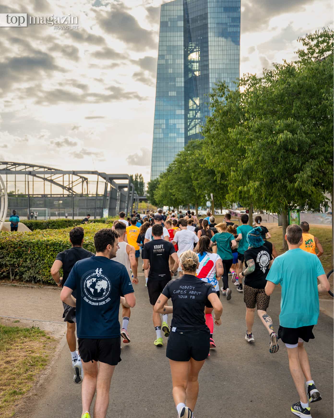 Läufer der Kraft Runners auf dem Weg am Mainufer im Ostend, im Hintergrund das EZB-Hochhaus