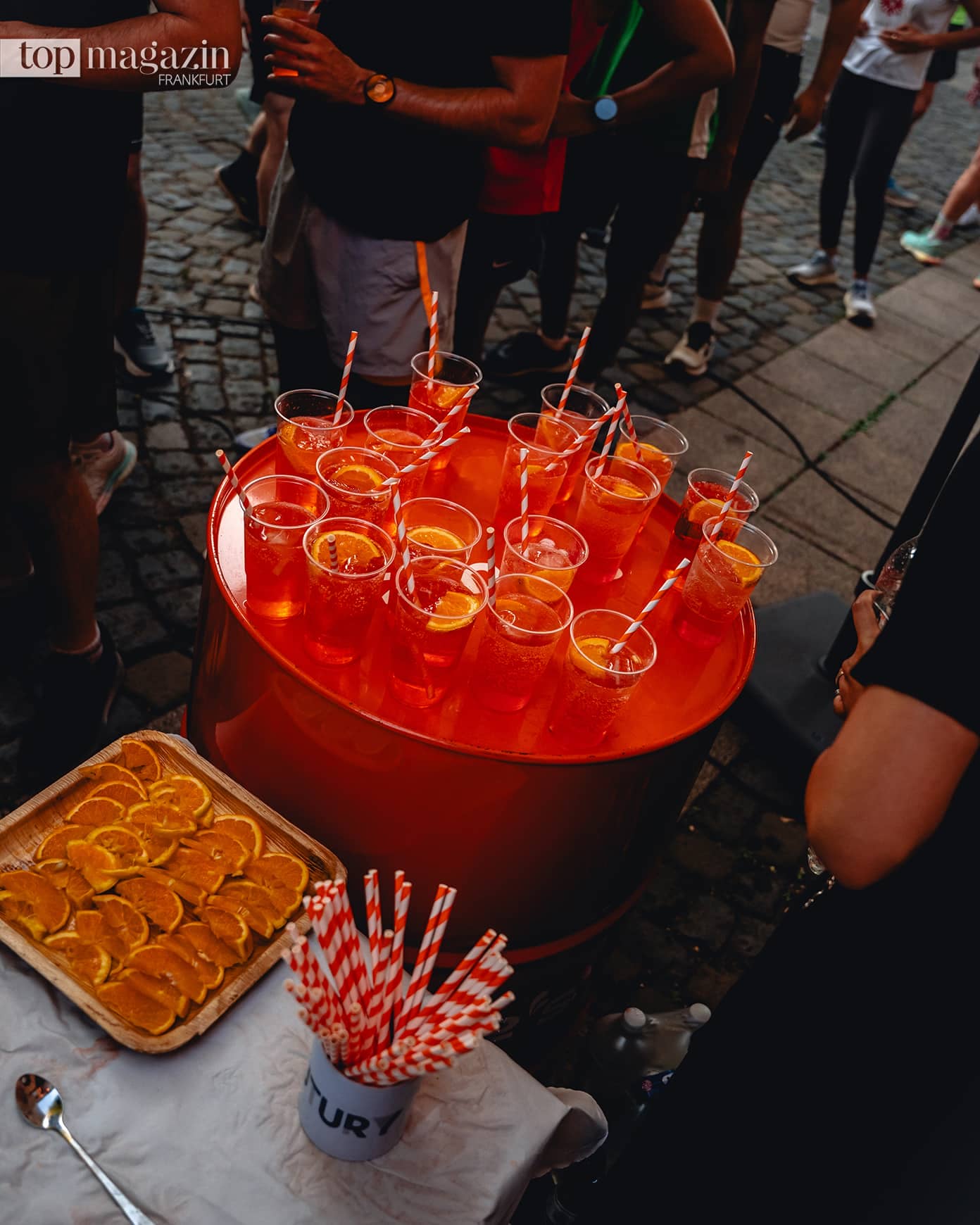 Schale mit Aperol-Gläsern und Orangenscheiben nach einem Run-Club-Lauf in Frankfurt